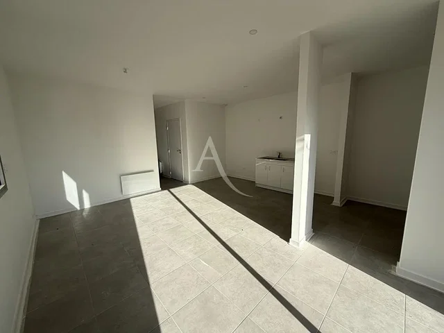 Obývačka; drevená podlaha, prirodzené svetlo, moderný štýl, vysoké stropy