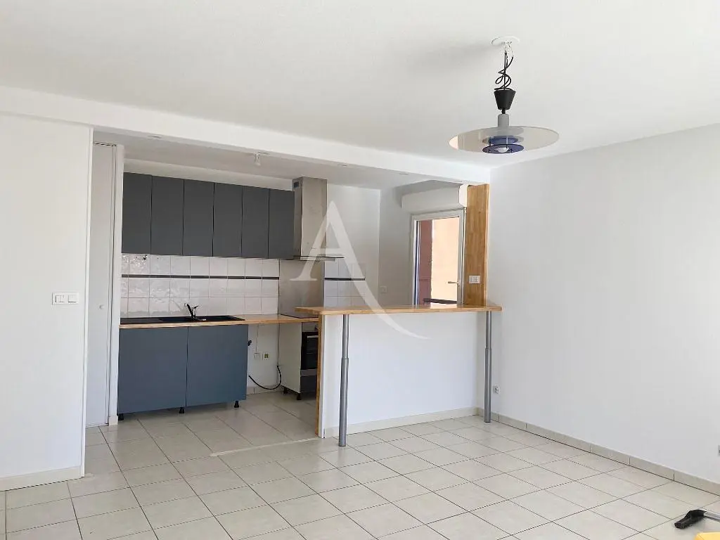 Woonkamer; houten vloer, natuurlijk licht, moderne stijl, hoge plafonds