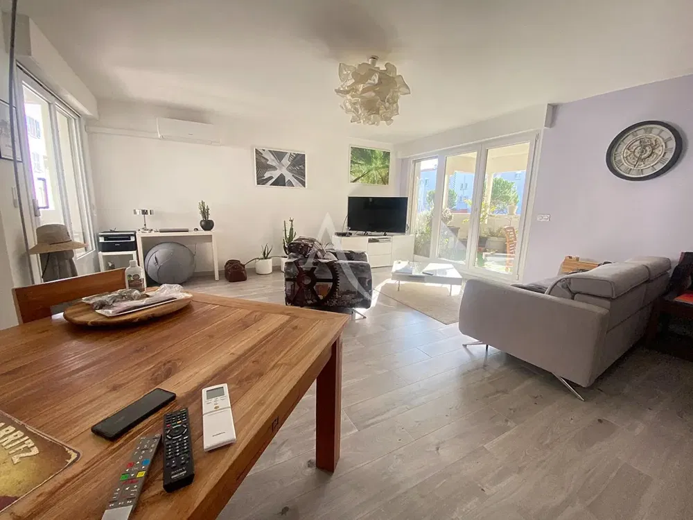 Woonkamer; houten vloer, natuurlijk licht, moderne stijl, hoge plafonds