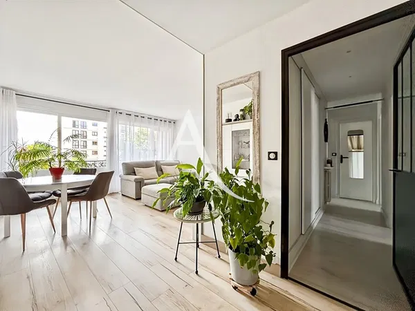 غرفة معيشة; أرضية خشبية, ضوء طبيعي, أسلوب عصري, أسقف عالية