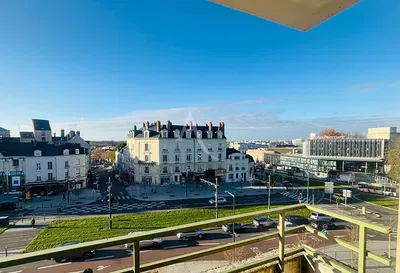 Wohnzimmer; holzboden, tageslicht, moderner stil, hohe decken