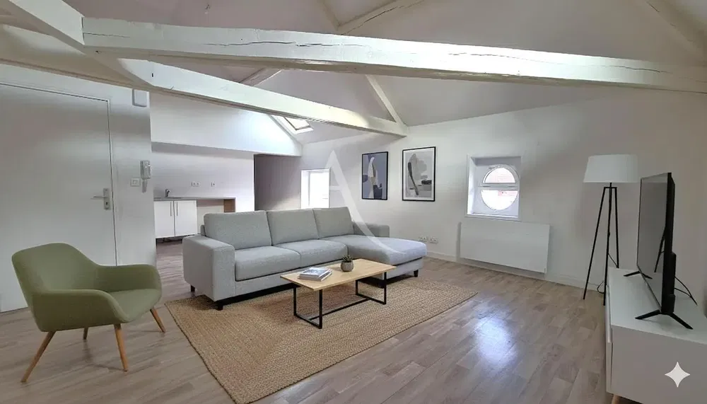 Kuchyňa; kuchynské spotrebiče, drevená podlaha, prirodzené svetlo, moderný štýl, po rekonštrukcii