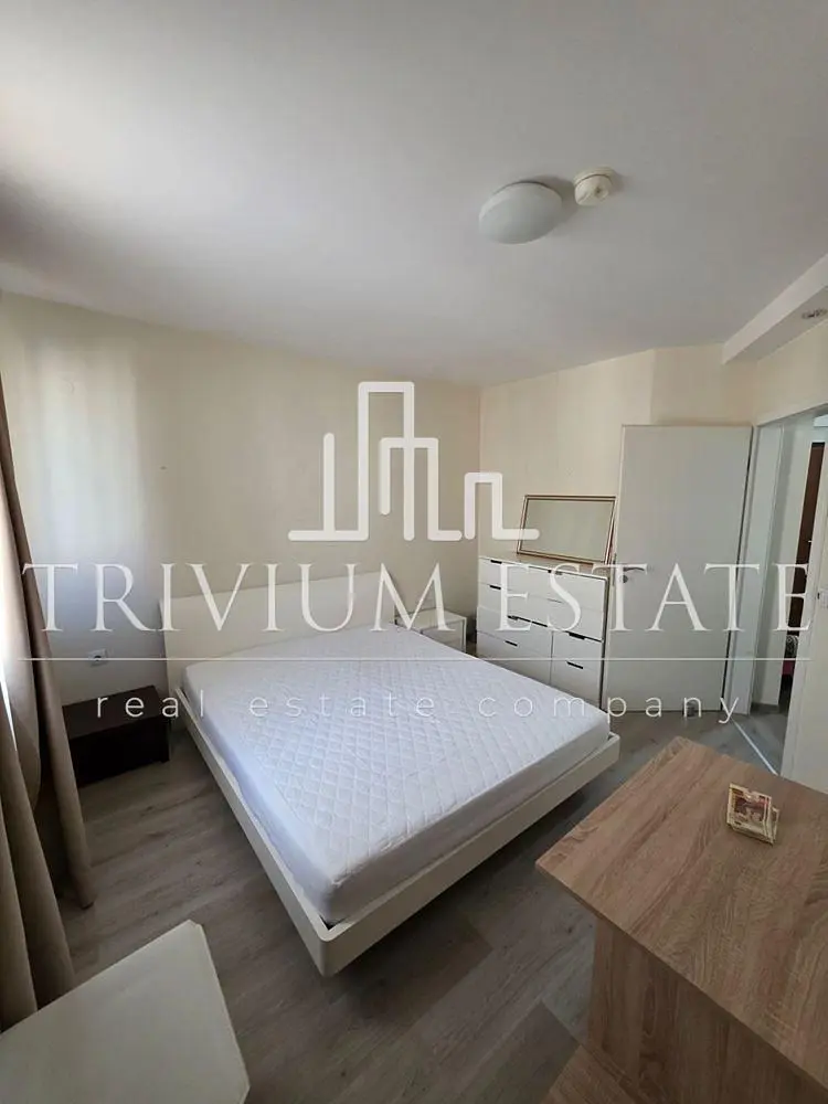 Σαλόνι; ξύλινο πάτωμα, φυσικό φως, μοντέρνο στυλ, ψηλά ταβάνια