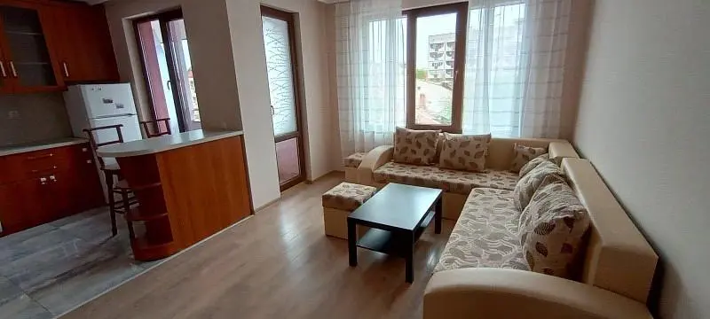 Κουζίνα; συσκευές κουζίνας, ξύλινο πάτωμα, φυσικό φως, μοντέρνο στυλ, ανακαινισμένο