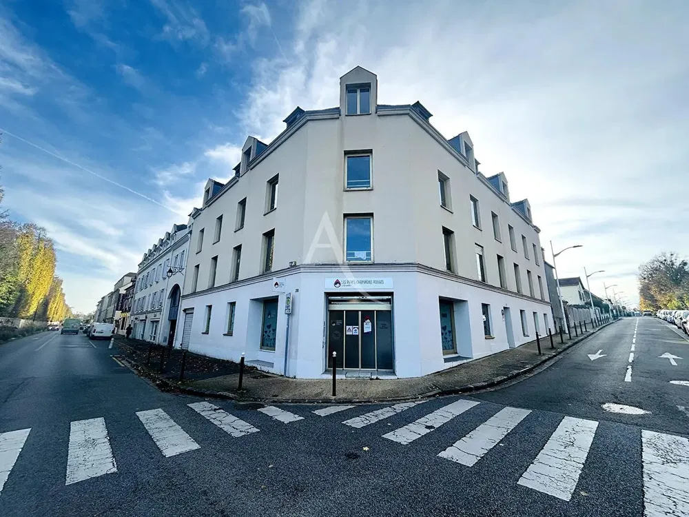 غرفة معيشة; أرضية خشبية, ضوء طبيعي, أسلوب عصري, أسقف عالية