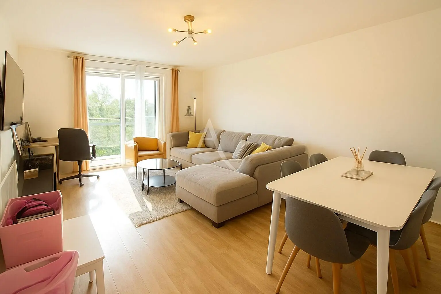 غرفة معيشة; أرضية خشبية, ضوء طبيعي, أسلوب عصري, أسقف عالية