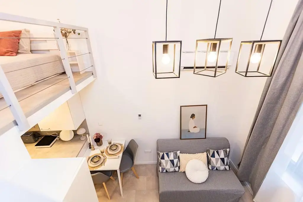 Salon; parquet, lumière naturelle, style moderne, hauteur sous plafond