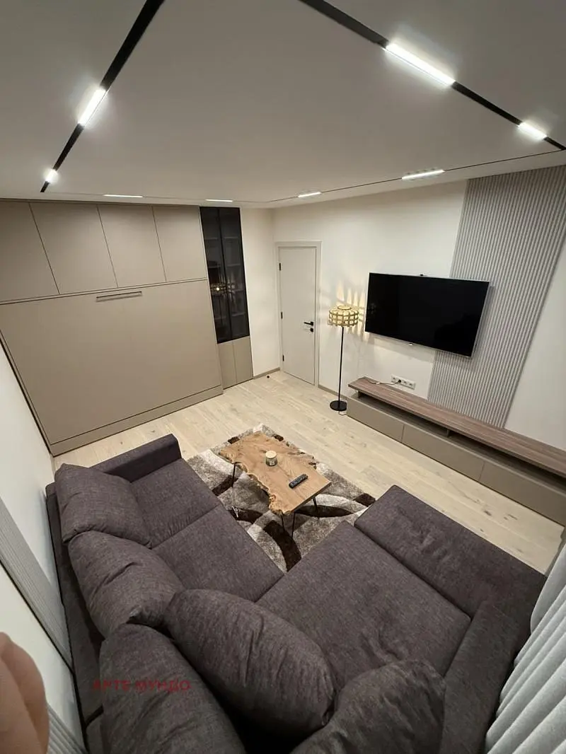 Living room; wood floor, natural light, modern style, high ceiling