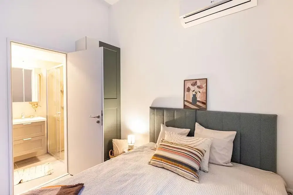 Salon; parquet, lumière naturelle, style moderne, hauteur sous plafond