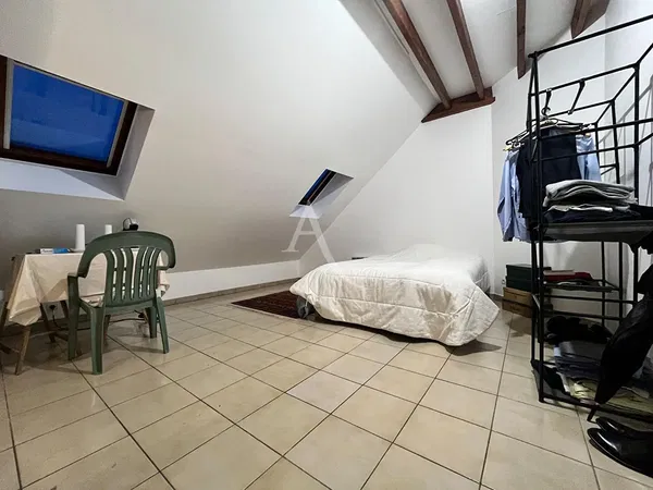 غرفة معيشة; أرضية خشبية, ضوء طبيعي, أسلوب عصري, أسقف عالية