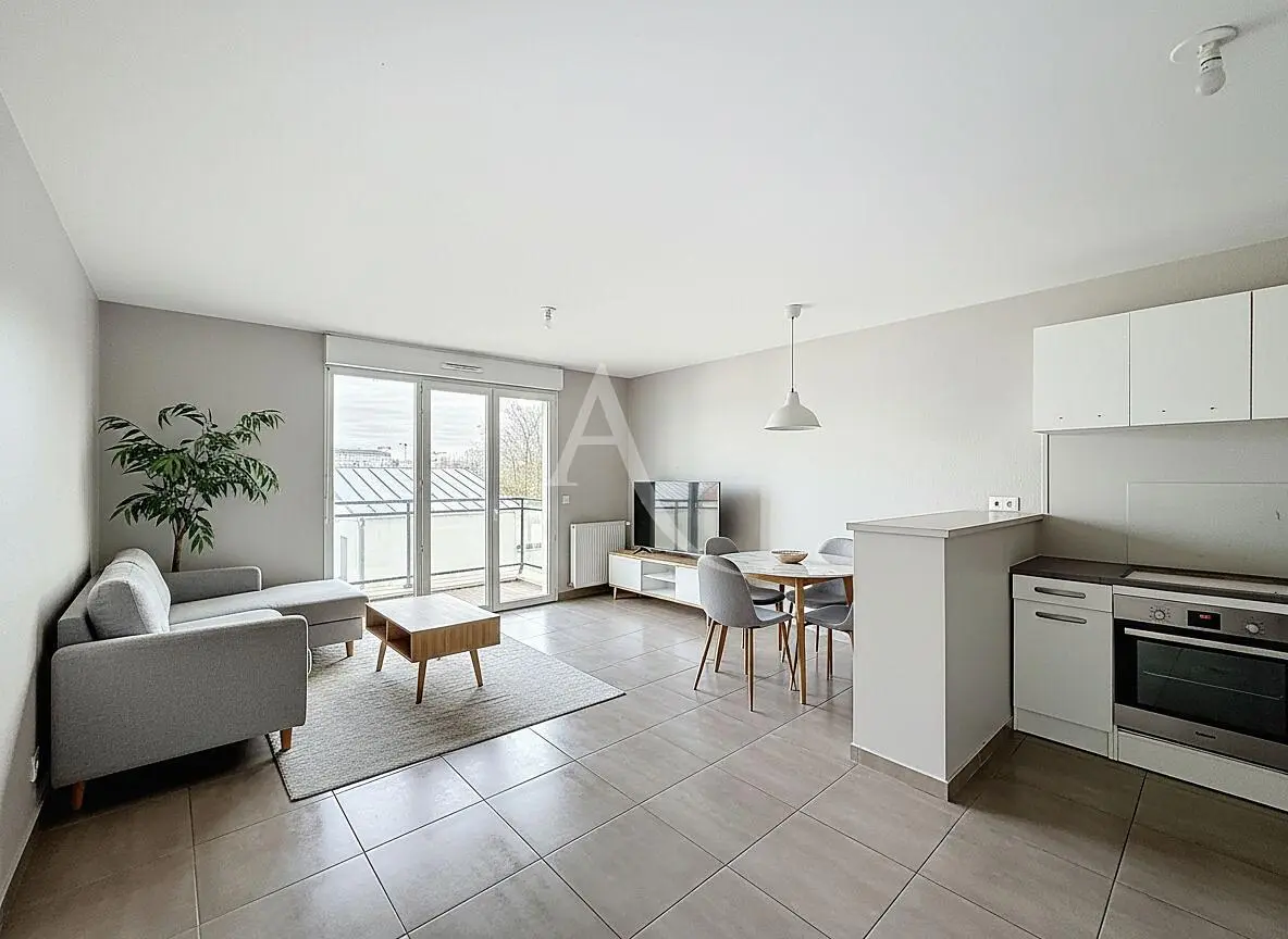 غرفة معيشة; أرضية خشبية, ضوء طبيعي, أسلوب عصري, أسقف عالية