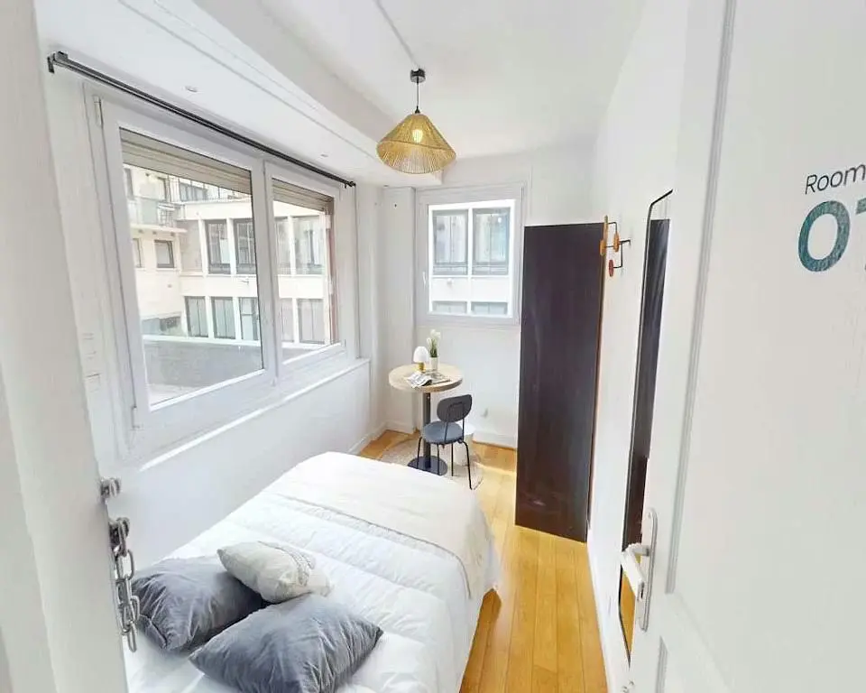 Woonkamer; houten vloer, natuurlijk licht, moderne stijl, hoge plafonds