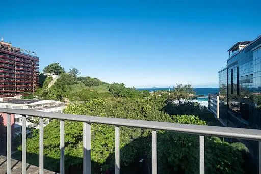 Хол; дървен под, естествена светлина, модерен стил, високи тавани