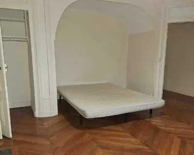 Salon; parquet, lumière naturelle, style moderne, hauteur sous plafond