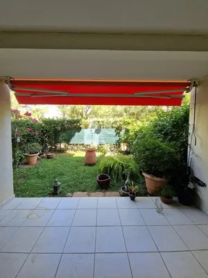 Sala de estar; chão de madeira, luz natural, estilo moderno, teto alto