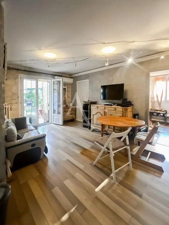 Salon; parquet, lumière naturelle, style moderne, hauteur sous plafond