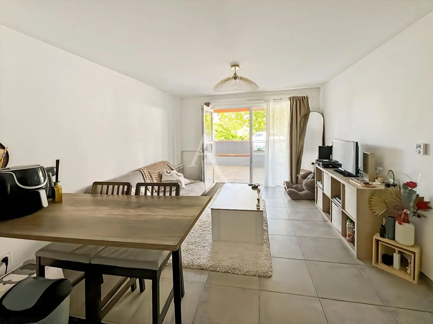 Cuisine; électroménager, parquet, lumière naturelle, style moderne, rénové