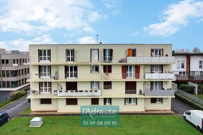 غرفة معيشة; أرضية خشبية, ضوء طبيعي, أسلوب عصري, أسقف عالية