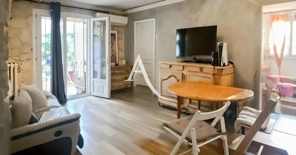 Wohnzimmer; holzboden, tageslicht, moderner stil, hohe decken