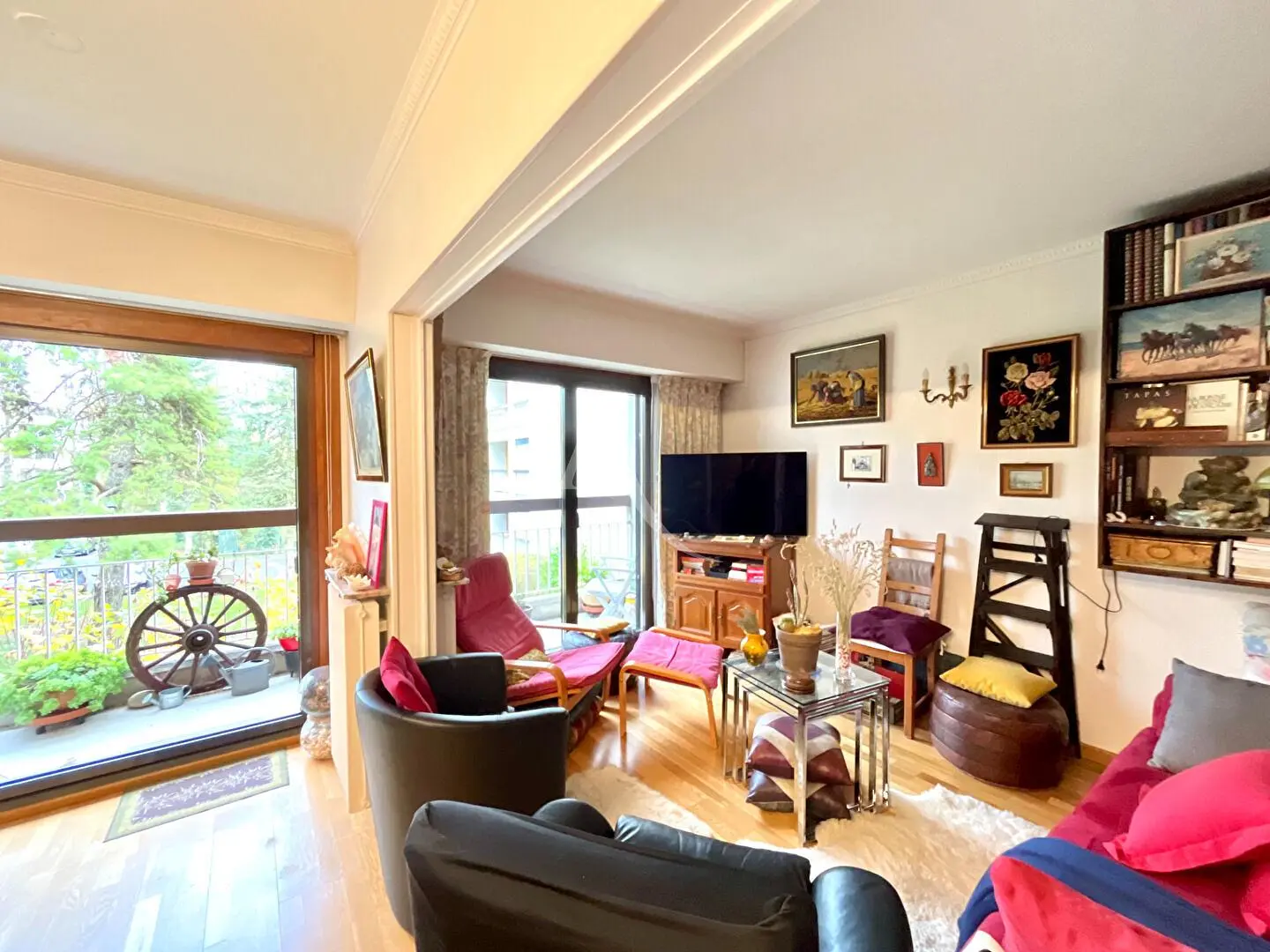 غرفة معيشة; أرضية خشبية, ضوء طبيعي, أسلوب عصري, أسقف عالية