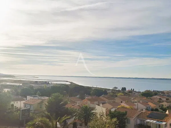 Living room; wood floor, natural light, modern style, high ceiling