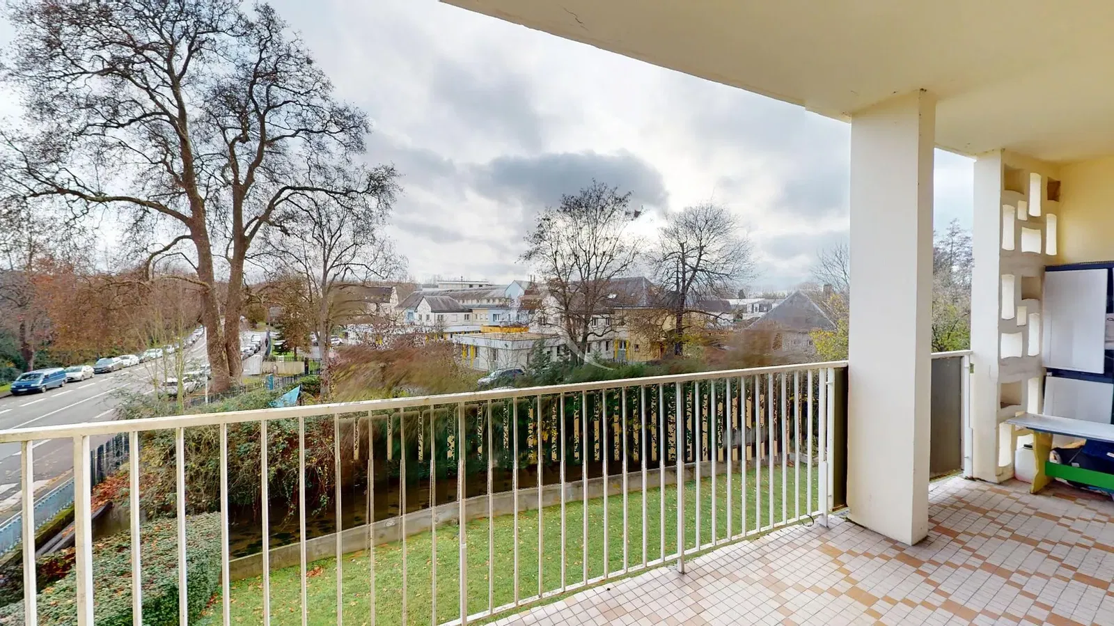 Dnevni boravak; drveni pod, prirodna svjetlost, moderan stil, visoki stropovi