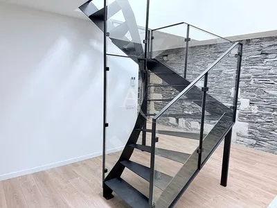 Σαλόνι; ξύλινο πάτωμα, φυσικό φως, μοντέρνο στυλ, ψηλά ταβάνια