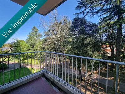 Kuchyně; kuchyňské spotřebiče, dřevěná podlaha, přirozené světlo, moderní styl