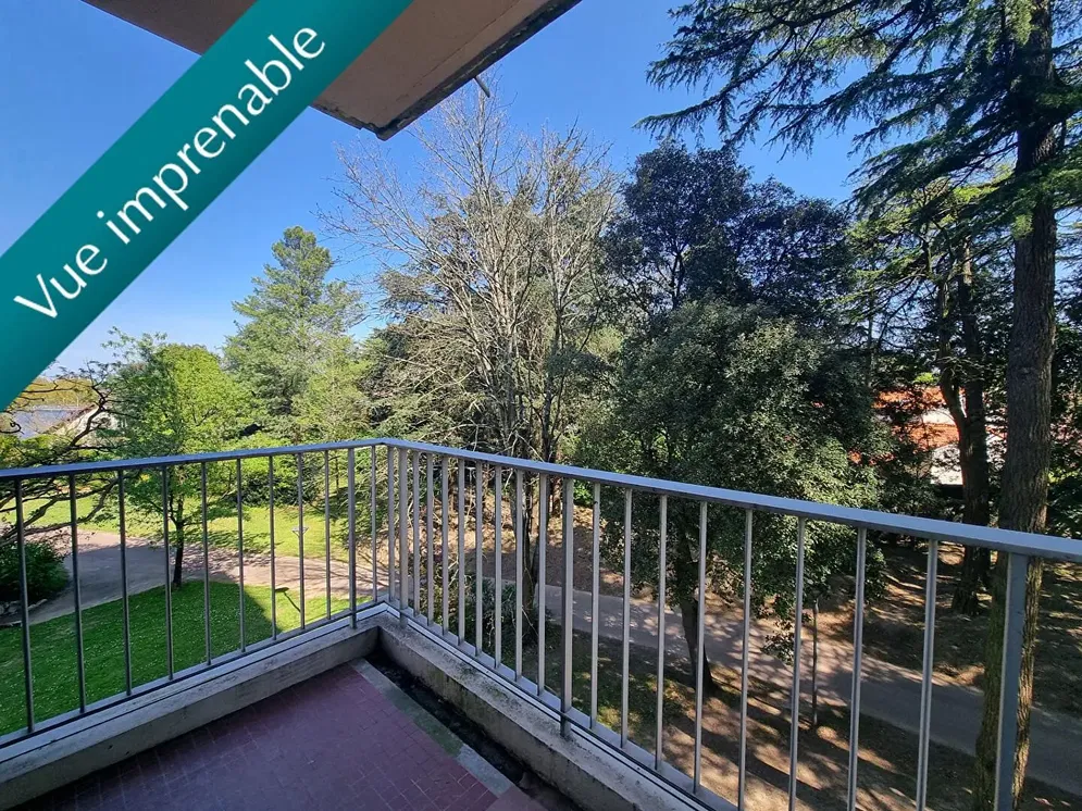 Cozinha; eletrodomésticos, chão de madeira, luz natural, estilo moderno