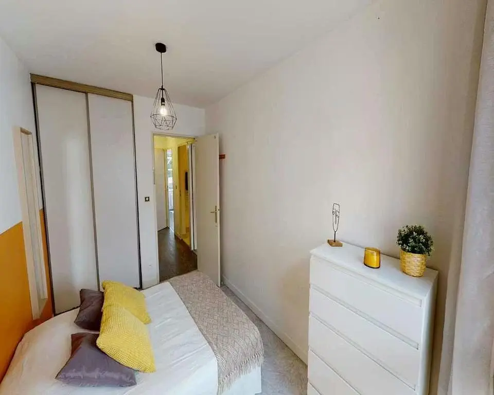 Salon; parquet, lumière naturelle, style moderne, hauteur sous plafond