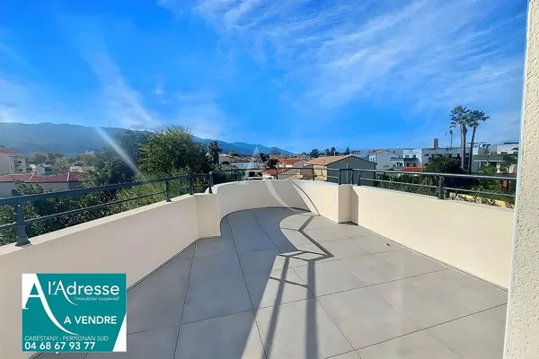 Woonkamer; houten vloer, natuurlijk licht, moderne stijl, hoge plafonds