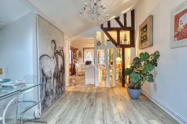 Living room; wood floor, natural light, modern style, high ceiling