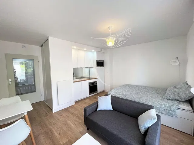 Dnevna soba; drveni pod, prirodno svjetlo, moderni stil, visoki plafoni