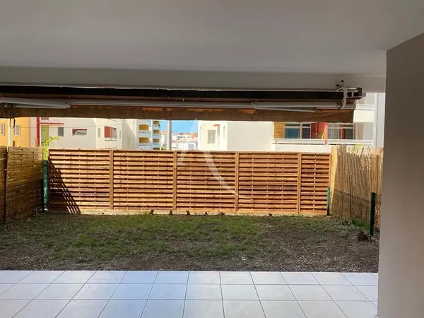 Sala de estar; chão de madeira, luz natural, estilo moderno, teto alto