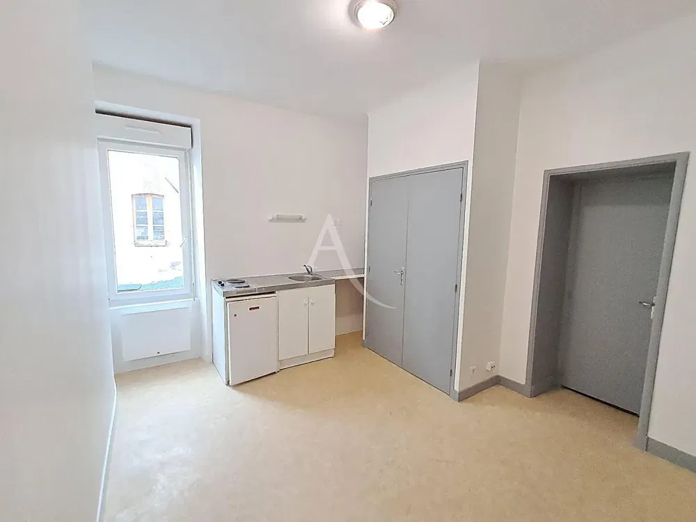 Salon; parquet, lumière naturelle, style moderne, hauteur sous plafond