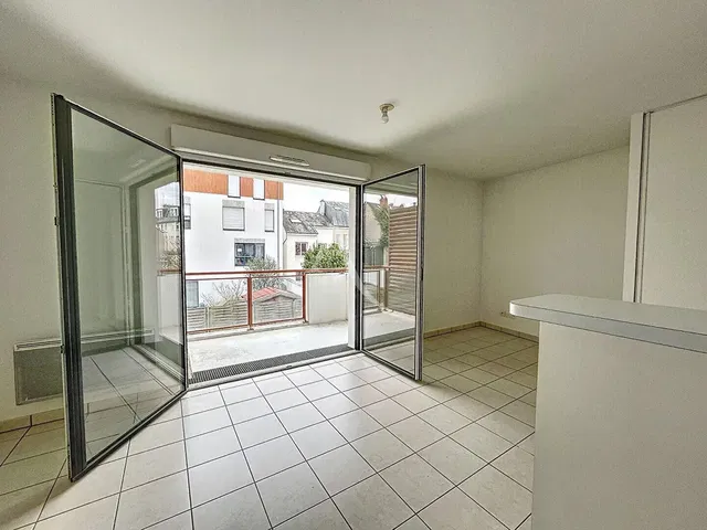 Salon; parquet, lumière naturelle, style moderne, hauteur sous plafond