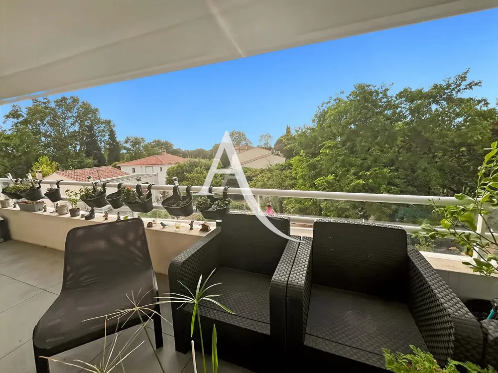 Dnevna soba; drveni pod, prirodno svjetlo, moderni stil, visoki plafoni