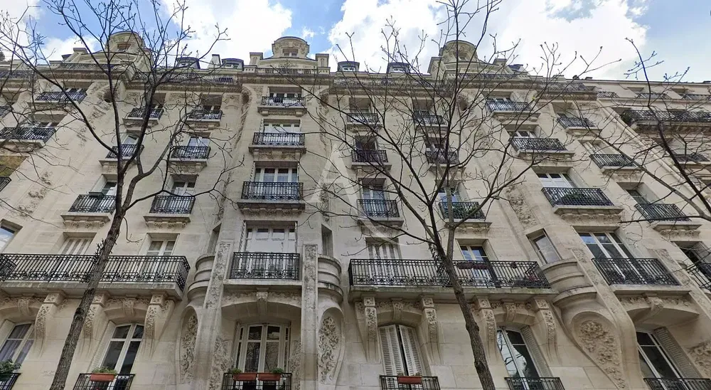 Obývačka; drevená podlaha, prirodzené svetlo, moderný štýl, vysoké stropy