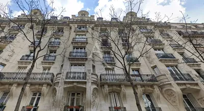 Obývačka; drevená podlaha, prirodzené svetlo, moderný štýl, vysoké stropy