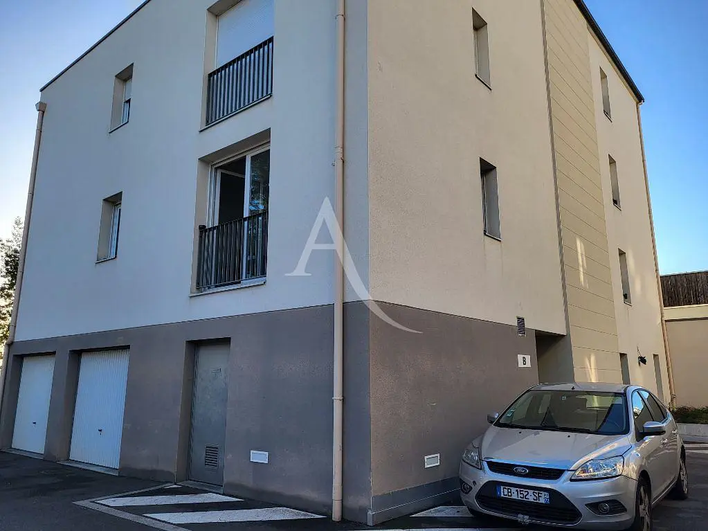 Salon; parquet, lumière naturelle, style moderne, hauteur sous plafond