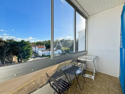 Σαλόνι; ξύλινο πάτωμα, φυσικό φως, μοντέρνο στυλ, ψηλά ταβάνια