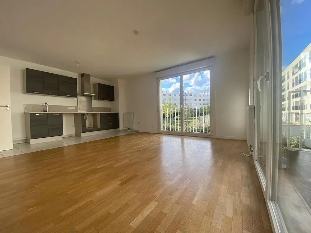 Woonkamer; houten vloer, natuurlijk licht, moderne stijl, hoge plafonds