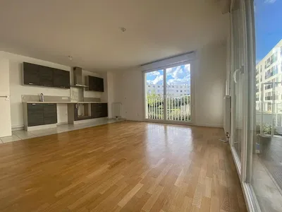 Woonkamer; houten vloer, natuurlijk licht, moderne stijl, hoge plafonds