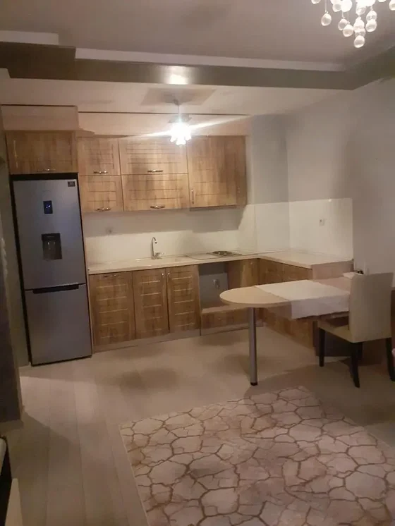 Salon; parquet, lumière naturelle, style moderne, hauteur sous plafond