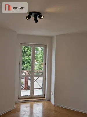 Soggiorno; pavimento in legno, luce naturale, stile moderno, soffitti alti