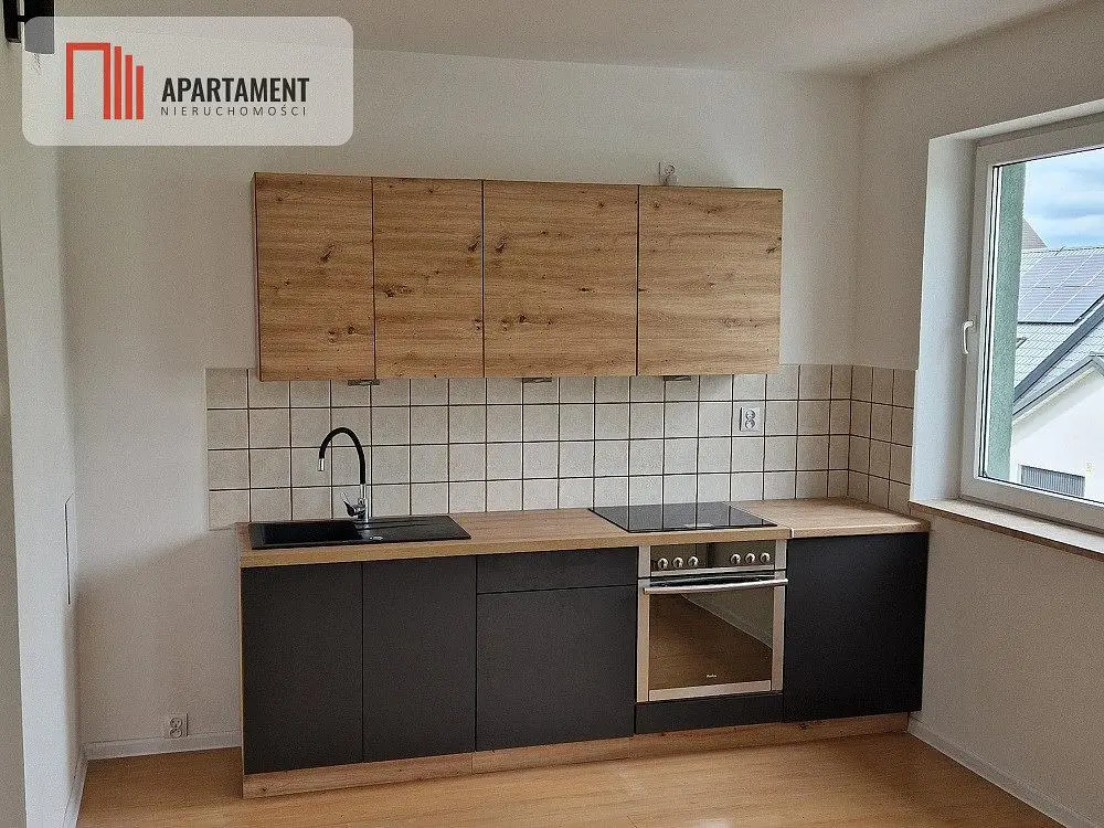 Soggiorno; pavimento in legno, luce naturale, stile moderno, soffitti alti