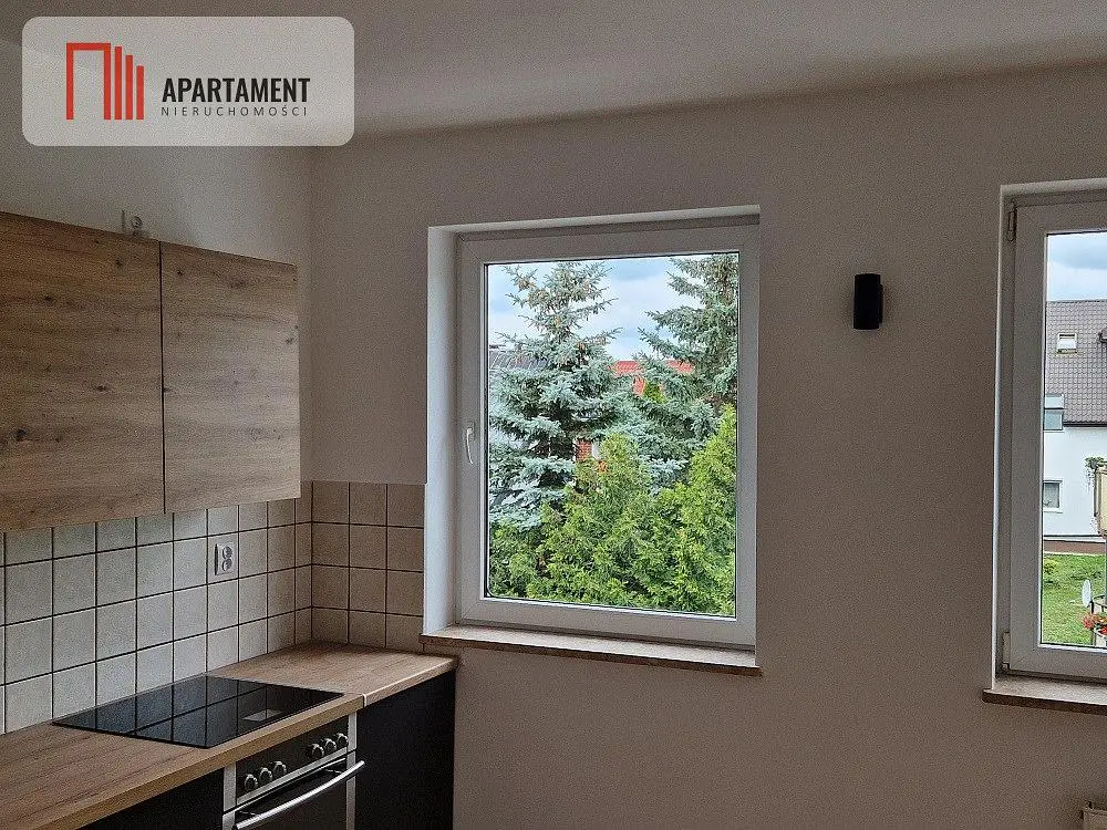 Soggiorno; pavimento in legno, luce naturale, stile moderno, soffitti alti