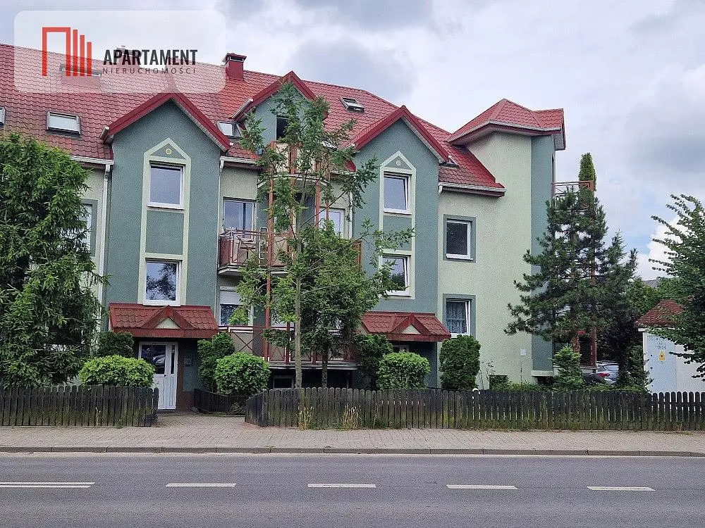 Soggiorno; pavimento in legno, luce naturale, stile moderno, soffitti alti