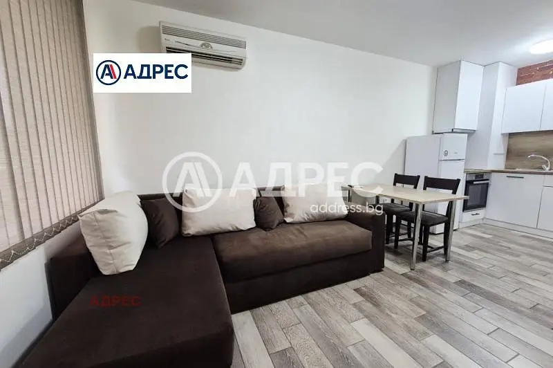 Σαλόνι; ξύλινο πάτωμα, φυσικό φως, μοντέρνο στυλ, ψηλά ταβάνια