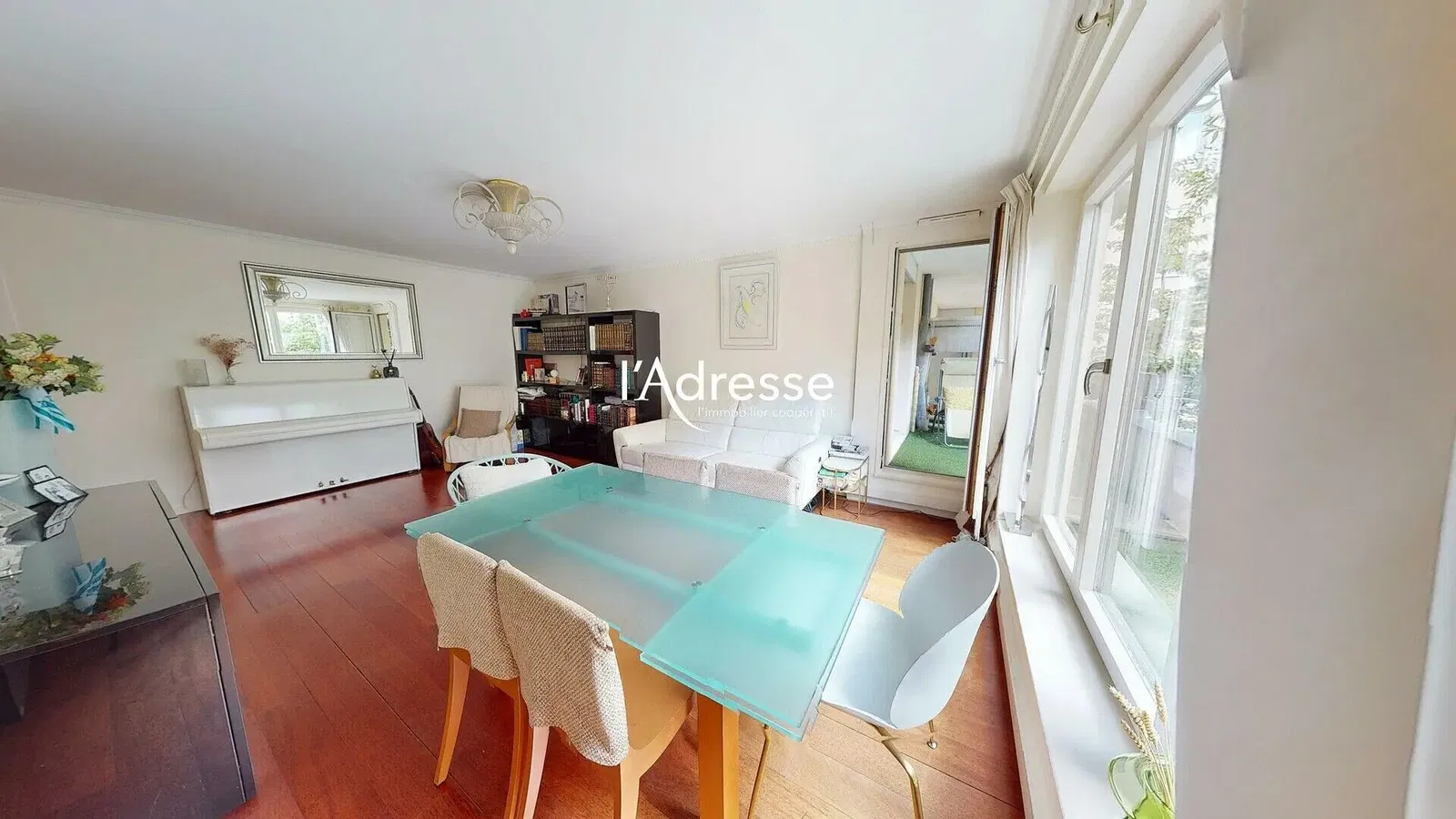 غرفة معيشة; أرضية خشبية, ضوء طبيعي, أسلوب عصري, أسقف عالية